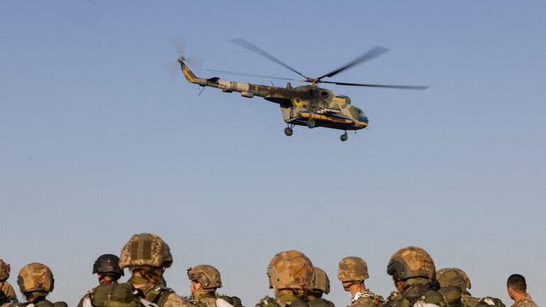 Ukrainische Soldaten und ein Militär-Helikopter bei einer Übung.