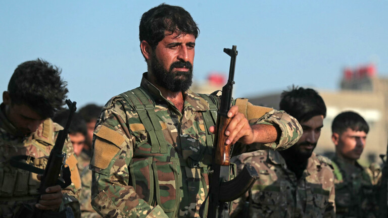 Kurdische Kämpfer der Qamischli-Brigade, die zu den Syrischen Demokratischen Kräften (SDF) gehört, nehmen am 21. August 2026 in Qamischli an einer Militärparade teil, die im Rahmen der Trauerfeier für drei kurdische Kämpfer stattfindet, die bei früheren Kämpfen im Aleppoer Stadtteil Scheich Maqsoud im Norden Syriens ums Leben gekommen sind.