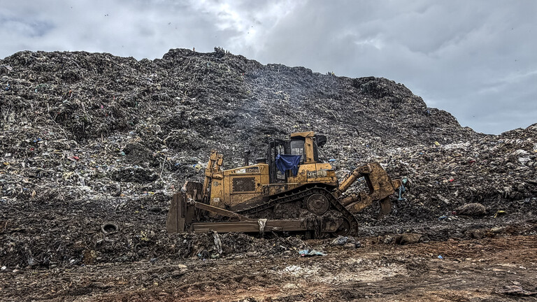 Auf der Mülldeponie in der Hauptstadt Conakry ist ein Bulldozer zu sehen, nachdem es in der Nacht zum zu einem Erdrutsch gekommen ist (Conakry, Guinea, 23.08.2026)