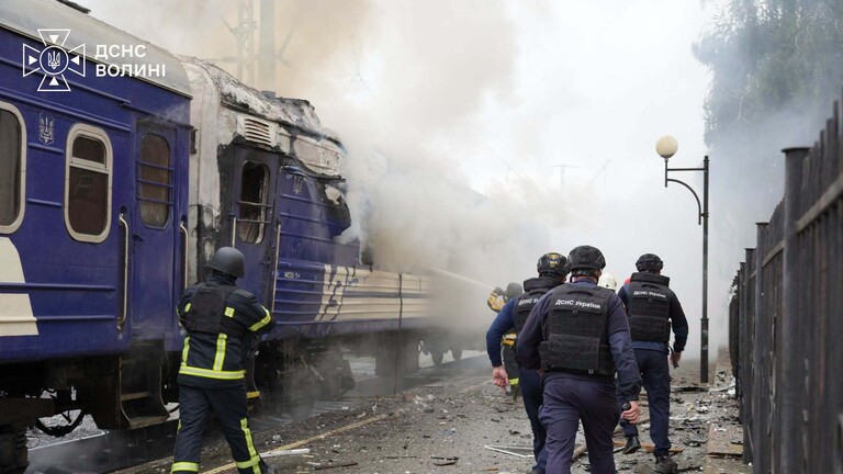 Dieses vom ukrainischen staatlichen Katastrophenschutzdienst am 12. September 2026 aufgenommene und veröffentlichte Bild zeigt Feuerwehrleute, die einen Brand an einem durch einen Drohnenangriff beschädigten Zugwaggon nahe der Grenze zu Polen löschen.