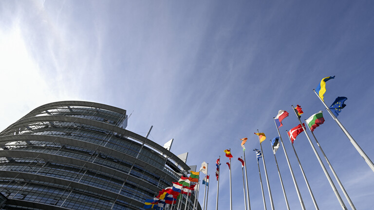 Das Europäische Parlament in Straßburg, mit den Flaggen der Mitgliedsstaaten.