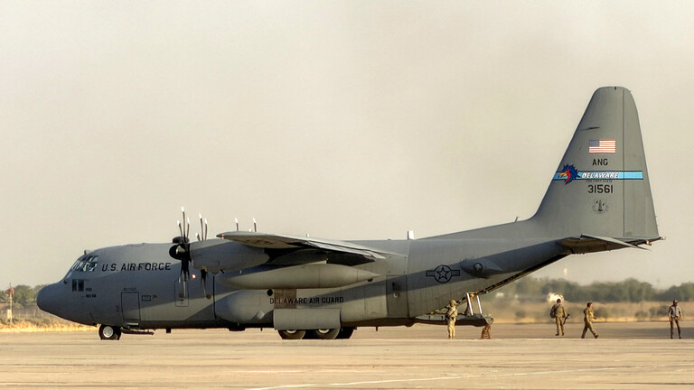 Ein Hercules-Militärtransportflugzeug bereitet sich am 29. September 2026 auf dem Stützpunkt Camp Victory am Rand des internationalen Flughafens von Bagdad auf den Start vor.