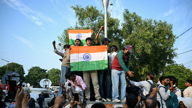 Anhänger der Kakerlaken-Partei protestieren in Neu Delhi, Indien.
