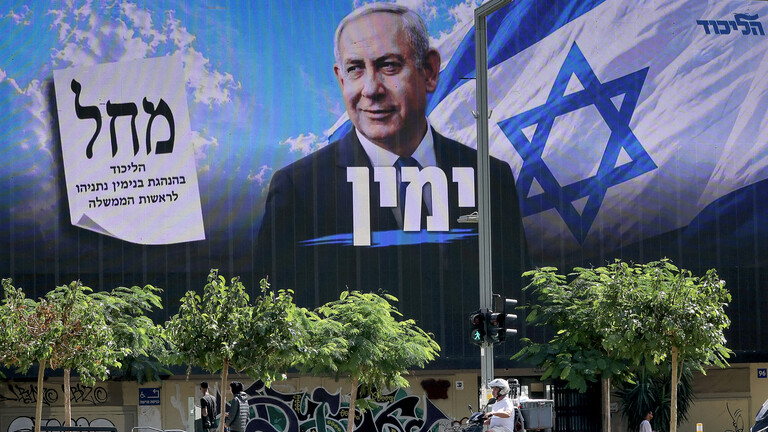 Ein Motorroller fährt an einer Plakatwand vorbei, auf der Israels Premierminister Benjamin Netanjahu von der Likud-Partei zu sehen (20.10.2026, Tel Aviv, Israel)