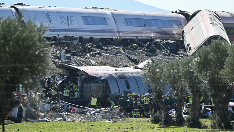 Einsatzkräfte arbeiten am Unfallort eines Zusammenstoßes zwischen einem Hochgeschwindigkeitszug der spanischen Bahngesellschaft Renfe (AVE) und einem Zug des Anbieters Iryo (Provinz Toledo, 28.10.2026)