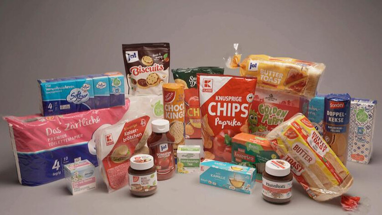Produkte mehrerer Eigenmarken von Supermärkten arrangiert nebeneinander. ARD/SWR DIE WAHRHEIT ÜBER EIGENMARKEN, am Montag (20.10.25) um 20:15 Uhr im ERSTEN.