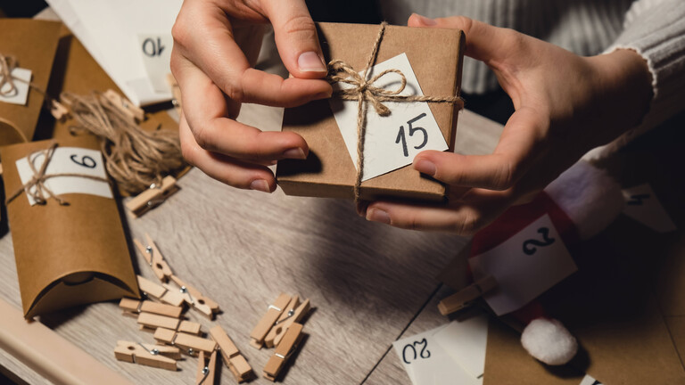 Jemand bastelt einen Adventskalender