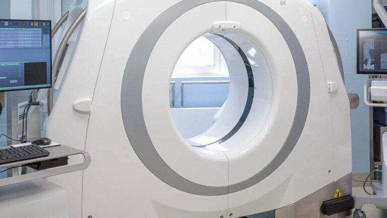 Ein Computertomograph im Regionalkrankenhaus im tschechischen Liberec, aufgenommen im April 2025