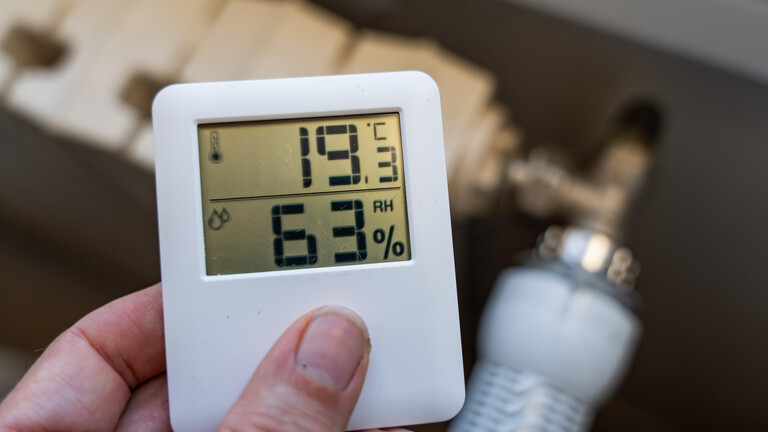 Ein Heizungsthermostat und ein Innenraumthermometer mit Luftfeuchtigkeitsmessung