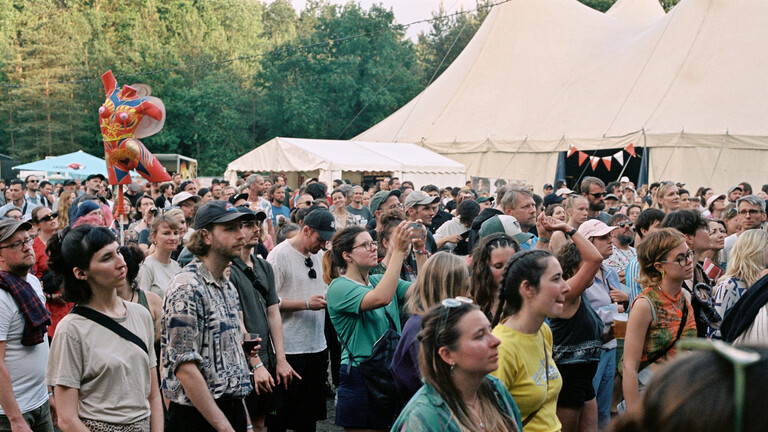 Das Publikum vor einer Bühne auf dem Immergut Festival.
