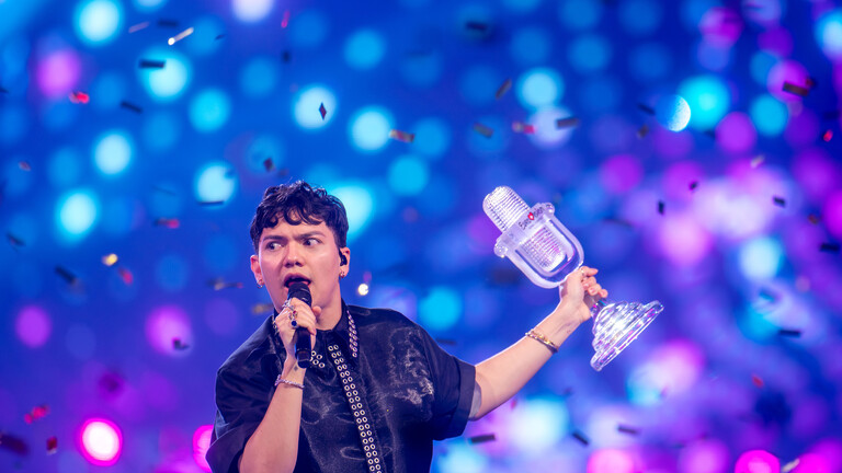 Er kam, sah und quietschte:  JJ aus Österreich, Gewinner des Eurovision Song Contest, hält während des großen Finales des 69. Eurovision Song Contest in der St. Jakobshalle auf der Bühne die Trophäe in der Hand und jubelt