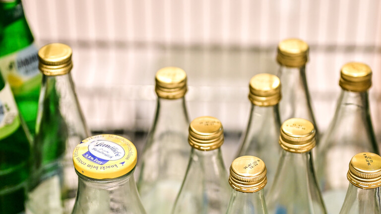 Pfandlflaschen warten in einem Einkaufswagen auf ihre Abgabe