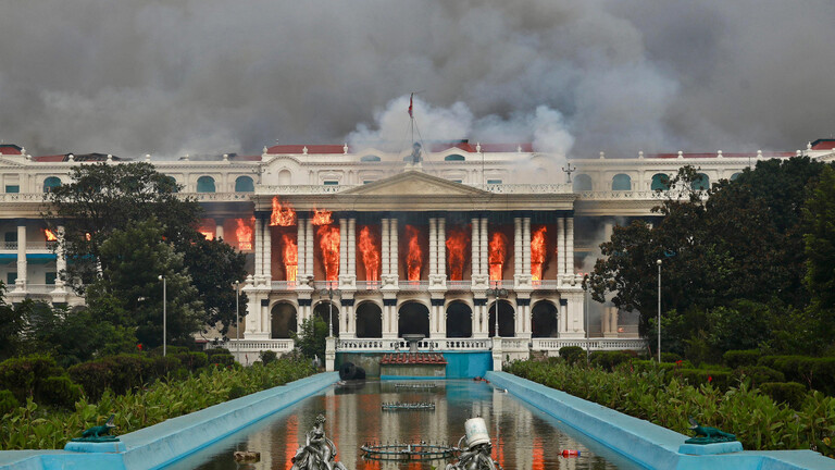 Die brennende Singha Durbar in Nepal: Das Paralamentsgebäude in Katmandu steht am 9. September in Flammen