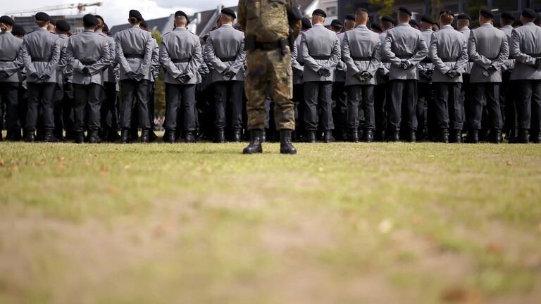 Soldaten beim Gelöbnis von etwa 420 Rekruten der Bundeswehr vor dem Landtag in der nordrhein-westfälischen Landeshauptstad Düsseldorf.