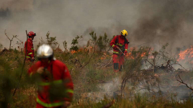 Feuerwehrleute einer Brigade aus Paris im Marschland westlich von Bordeaux bei Löscharbeiten am 26. Juli 2026