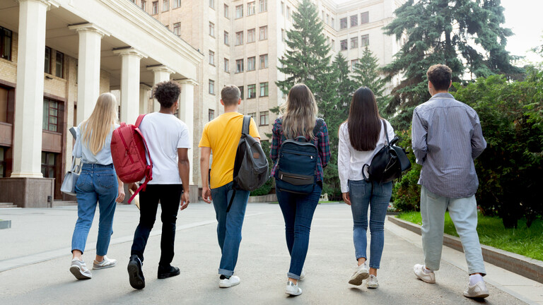 Eine Gruppe Schülerinnen und Schüler von hinten.