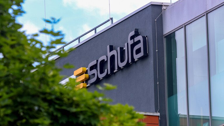 Firmengebäude mit Logo der Schufa Holding in Wiesbaden Schierstein