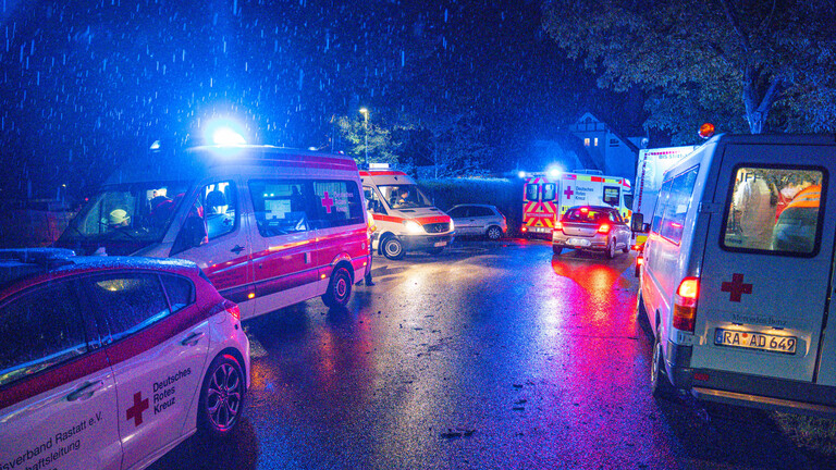 Mehrere Verletzte nach Blitzeinschlag auf Sportplatz in Rastatt: Blitz schlägt während schwerem Gewitter in Zeltplatz von Handballfest auf Sportplatz ei