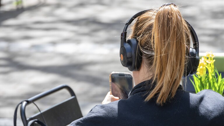 Junge Frau mit Kopfhörer und Handy