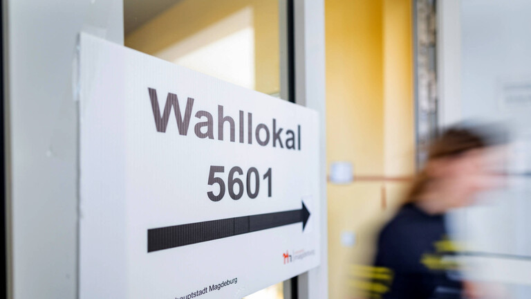 Landtagswahl in Sachsen-Anhalt: Eine Person in einem Wahllokal