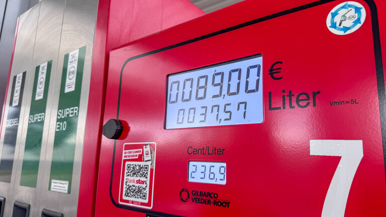 Anzeige einer Zapfsäule an einer Star-Tankstelle während eines Tankvorgangs. Das Display zeigt 89,00 Euro für 37,57 Liter Kraftstoff