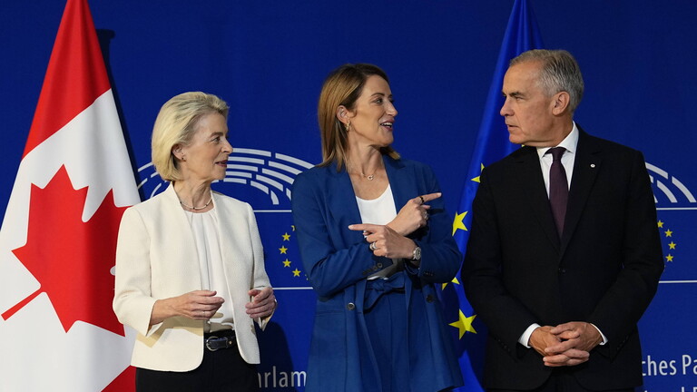 Premierminister Mark Carney mit der Präsidentin des Europäischen Parlaments, Roberta Metsola (Mitte), und der Präsidentin der Europäischen Kommission, Ursula von der Leyen (links), bei einer Begrüßungszeremonie im Europäischen Parlament in Straßburg.
