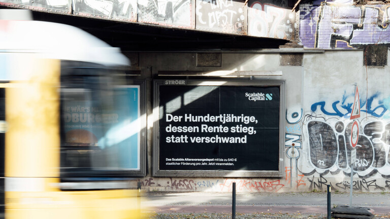 Berlin, Scalable-Capital-Werbeplakat mit Logo als OOH-Außenwerbung zur privaten Altersvorsorge, zum Altersvorsorgedepot, zur Riester-Nachfolge, zur staatlichen Förderung ab 2027 und zum ETF-Sparen.