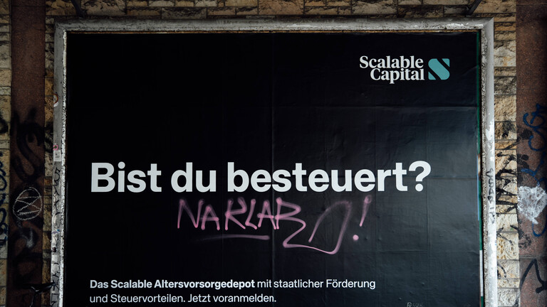 Berlin, Scalable-Capital-Werbeplakat mit Logo als OOH-Außenwerbung zur privaten Altersvorsorge, zum Altersvorsorgedepot, zur Riester-Nachfolge, zur staatlichen Förderung ab 2027 und zum ETF-Sparen.