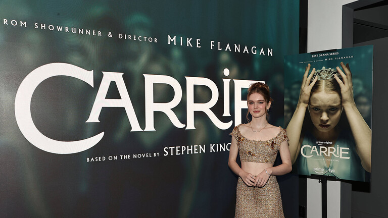 Summer H. Howell, Hauptdarstellerin der Serie „Carrie“, steht anlässlich einer speziellen Aufführung vor einem Serienplakat (New York, 30.09.2026)