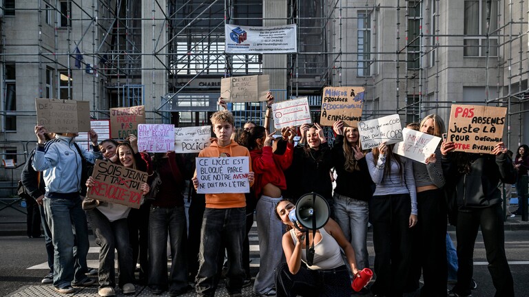Porestierende Schülerinnen und Schüler des Lycée Charles de Gaulle in Caen