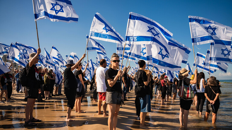 Aktivisten protestieren am 7. Oktober 2026 gegen die israelische Regierung