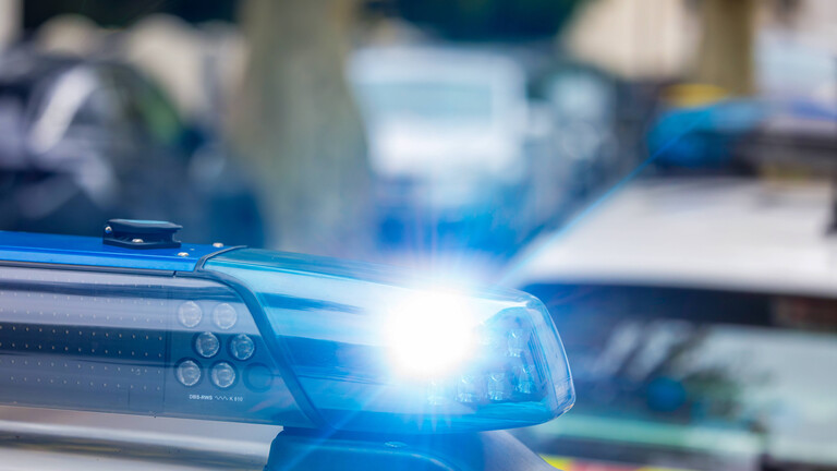 Nahaufnahme von einem Blaulicht an einem Polizeiauto (digital nachbearbeitet)
