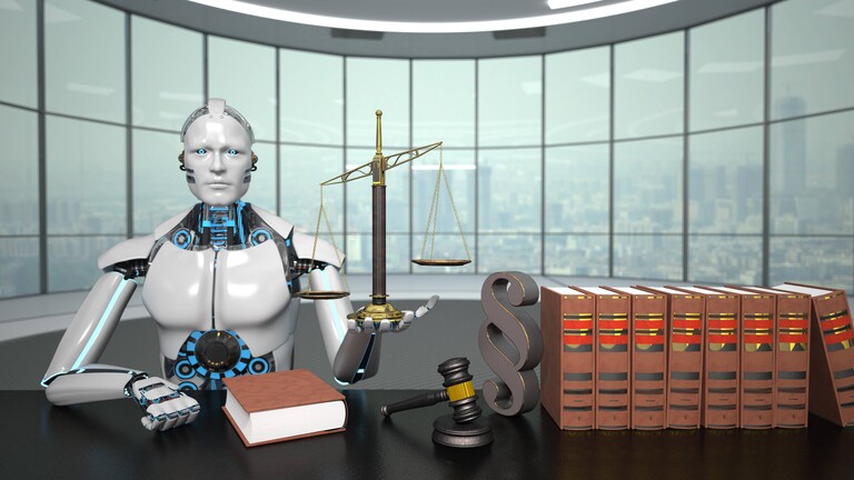 Ein „Roboter-Richter“ hält eine Waage; er sitzt an einem Tisch mit Gesetzestexten, einem großen Paragraphen, einem Hammer, im Hintergrund durch die Fensterfront die Skyline einer Großstadt