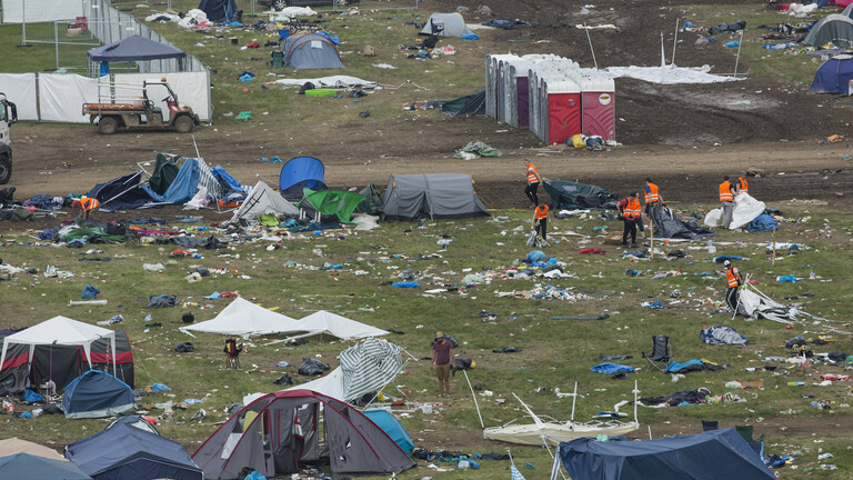 Arbeiter sammeln Überreste von Zelten, Pavillons und Müll nach der Beendigung des Festivals Rock am Ring auf dem Flugplatz Mendig in der Vulkaneifel.