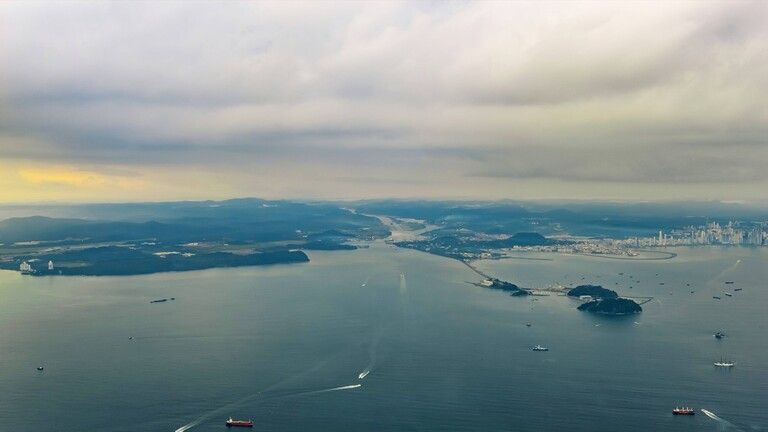 Golf von Panama, Einfahrt zum Panama-Kanal mit Schiffen