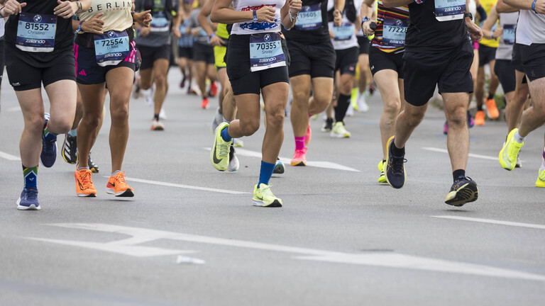 Marathon, Sportveranstaltung in Berlin, 21.09.2025: Schuhe von Läufern auf dem Großen Stern