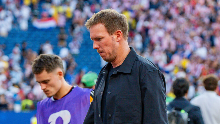FIFA Fussball Weltmeisterschaft 2026: Sechszehntelfinale, Deutschland gegen Paraguay am 29.06.2026 im Boston Stadium. Deutschland-Trainer Julian Nagelsmann läuft enttäuscht und unzufrieden vom Platz. Florian Wirtz ist im Hintergrund zu sehen.
