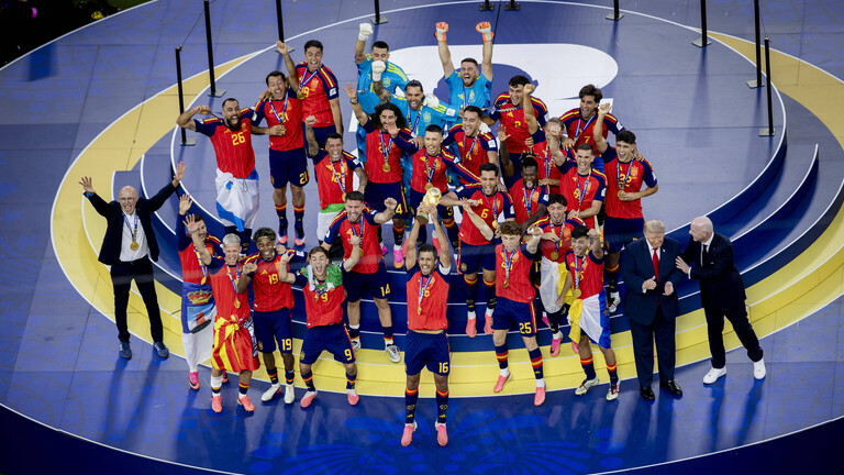 Spanien ist Fußball-Weltmeister 2026: Rodri reckt den Pokal in die Höhe, Donald Trump und FIFA Präsident Gianni Infantino stehen daneben, World Cup Final Spanien - Argentinien 19.07.2026