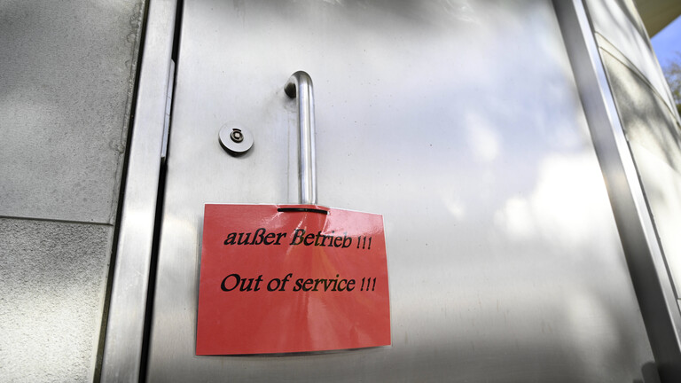 Parkplätze an des hessichen Autobahnen. Im Bild: Toilettenanlage auf dem Parkplatz Theißtal an der A3.