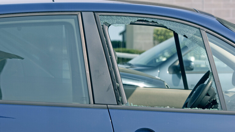 Eine zerschlagene Autoscheibe.