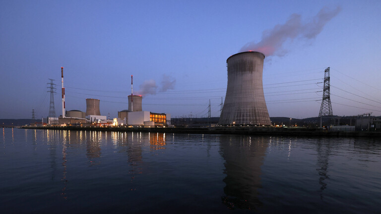 Das Kernkraftwerk Tihange bei Huy in Belgien nahe der deutschen Grenze im Abendlicht. Davor fließt die Maas, darin spiegelt sich unter anderem der Kühlturm.