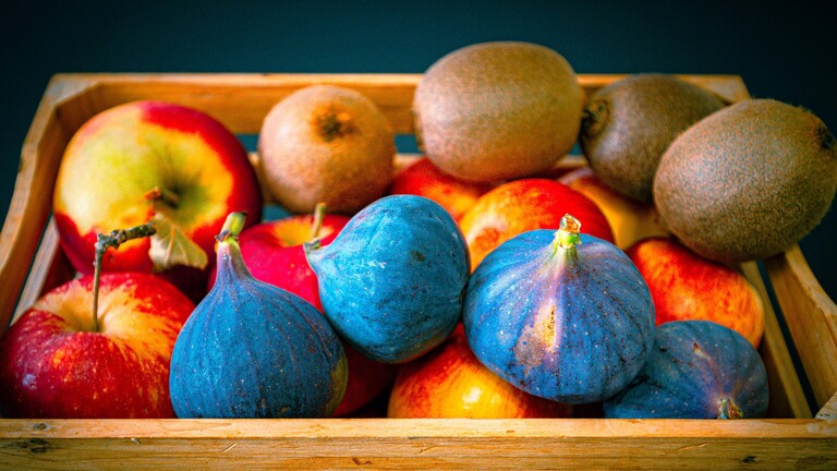 Feigen, Kiwis und Äpfel: ein Korb mit Obst