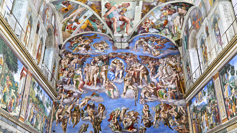 Foto von Michelangelos berühmtem Fresko „Das Jüngste Gericht“ auf der Stirnseite der Sixtinische Kapelle im Vatikan