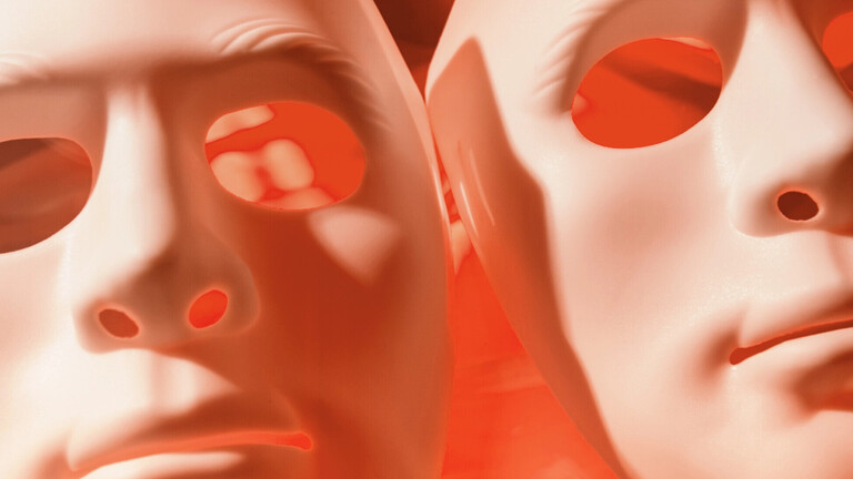 Weiße Masken, von hinten rot angeleuchtet