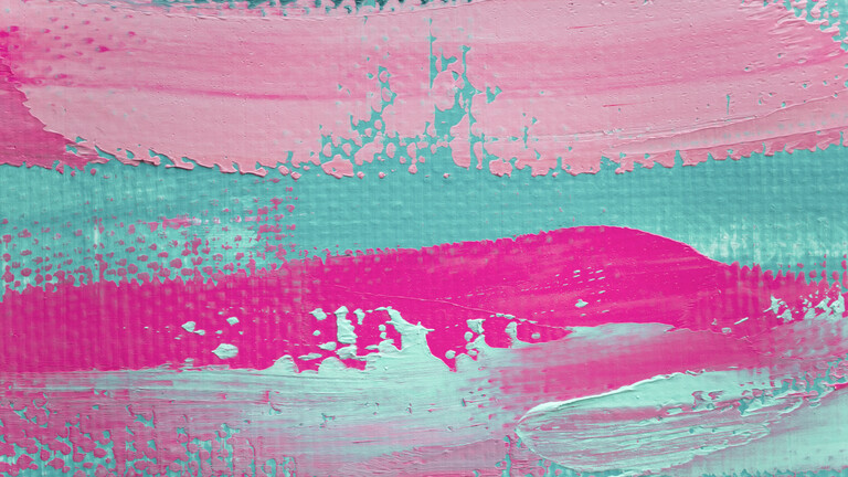 Nahaufnahme einer abstrakten, groben, farbenfrohen Malerei mit Ölpinselstrichen und Spachteltechnik auf Leinwand.