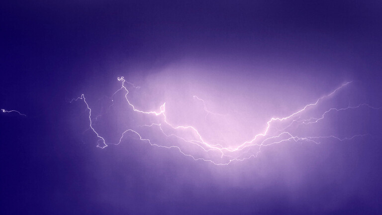 Blitz am nächtlichen Himmel