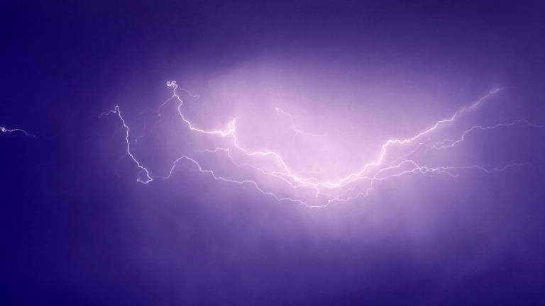 Blitz am nächtlichen Himmel