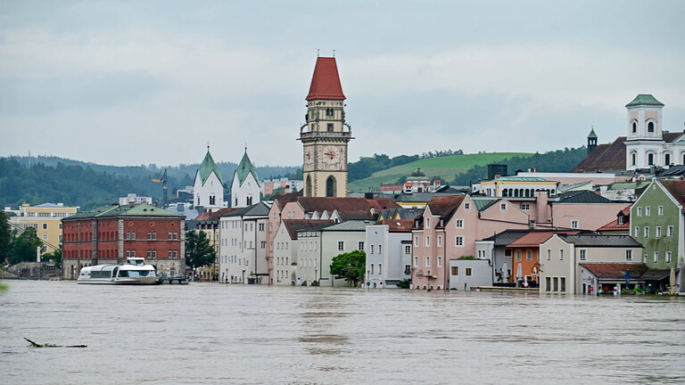 Nach Starkregen ist die Donau über die Ufer getreten, in Passau stehen die Häuser am Fluss unter Wasser.
