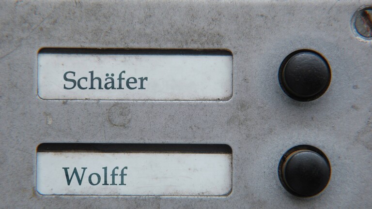Klingelschilder mit den Namen Schäfer und Wolff