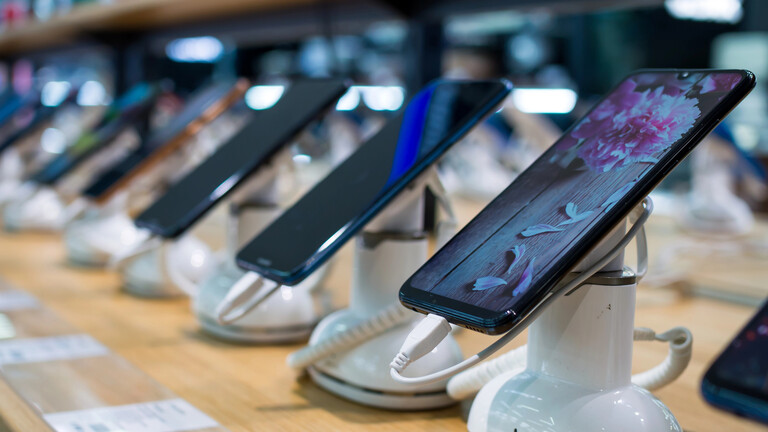 Mehrere Smartphones nebeneinander in einem Geschäft